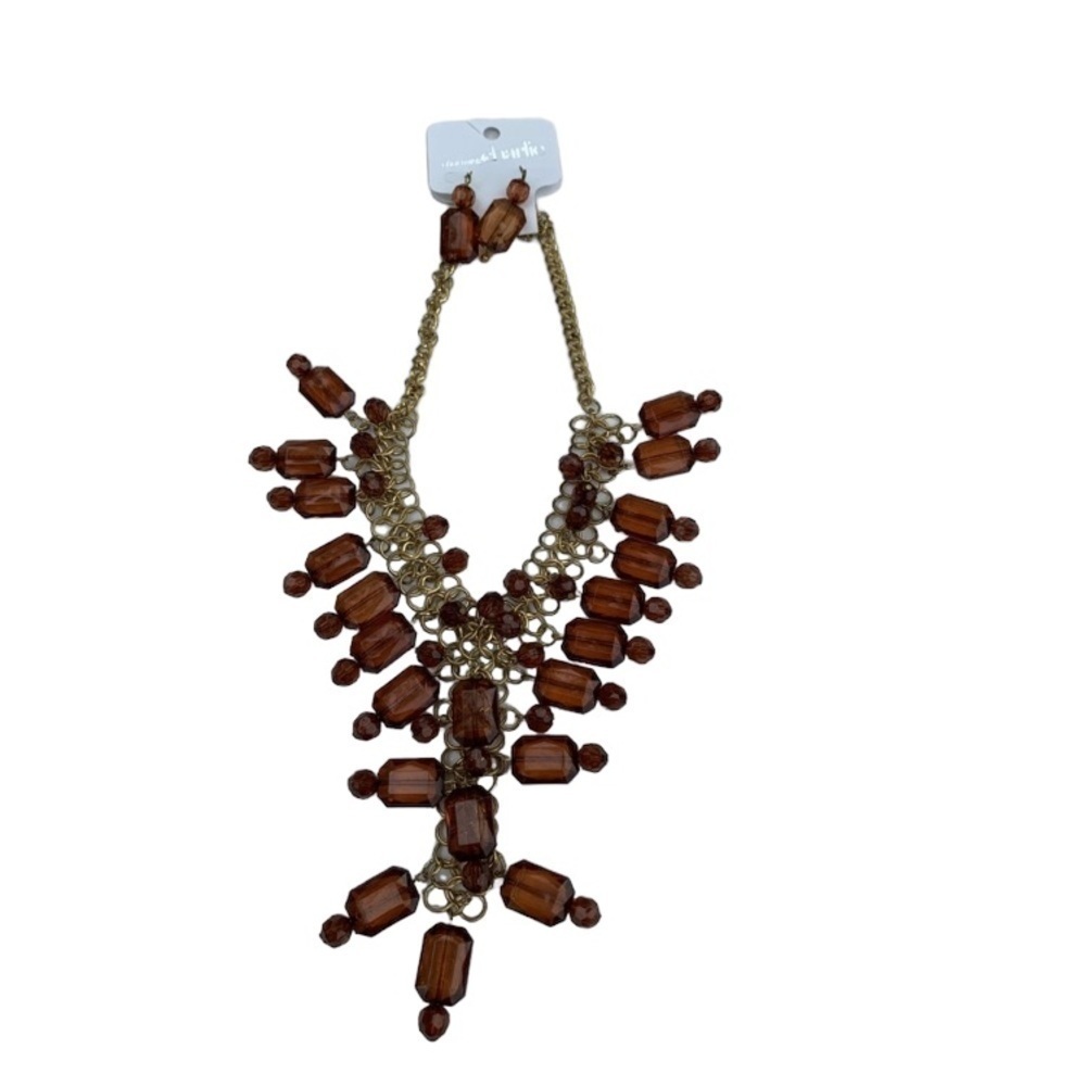 NECKLACE and earrings.
